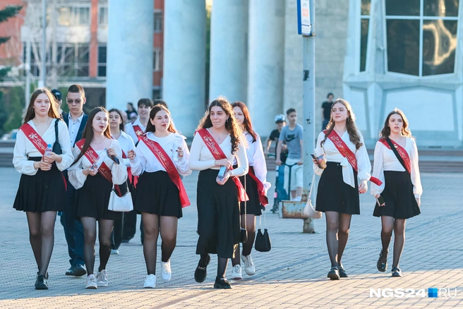 Скоро нарядные школьники будут гулять по городу | Источник: Мария Ленц / NGS24.RU