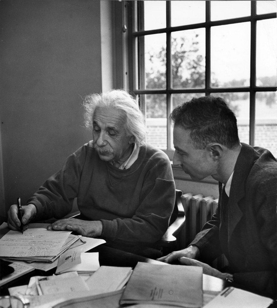 История одной фотографии: встреча Оппенгеймера с Эйнштейном, 1947 год