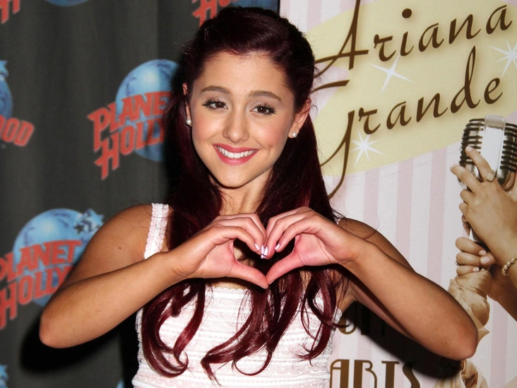 Ариана с вишневым окрашиванием для съемок, 22 декабря 2011