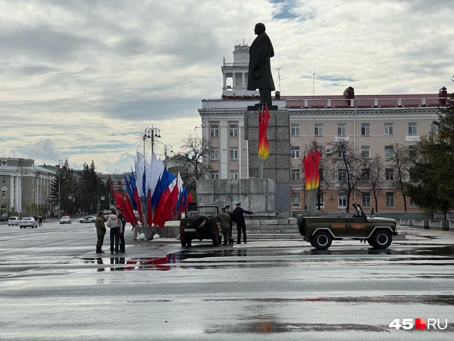 На площади для репетиции парада появляется военная техника | Источник: Юлия Король / 45.RU 