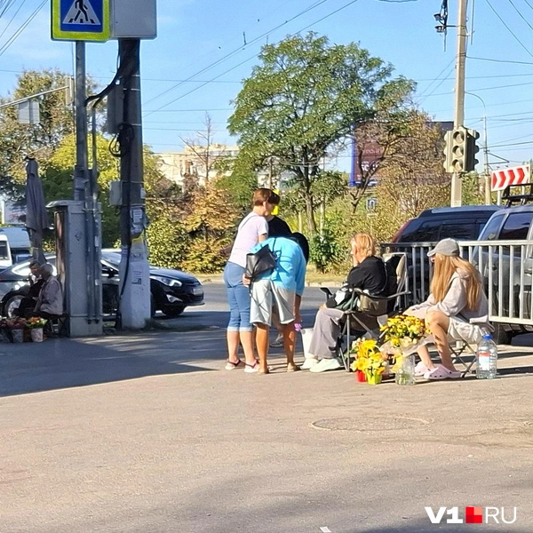 Даже уличные развалы пользовались популярностью | Источник: Тимофей Крылов / V1.RU