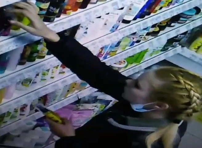 В Рязани засняли девушку, совершившую кражу в магазине | ya62.ru