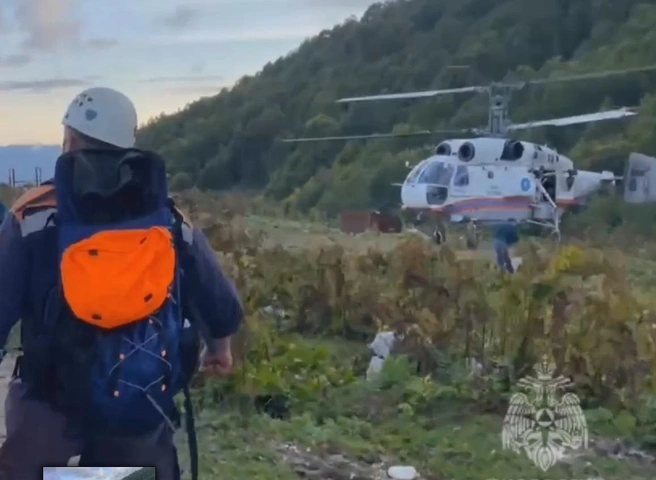 Все восемь человек, включая двух детей, будут доставлены в больницу Сочи для осмотра врачами | Источник: МЧС России