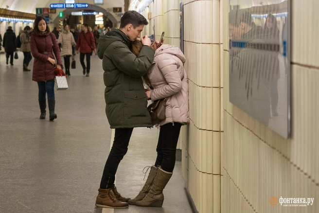 В приложениях для знакомств мы боимся упустить тот самый идеальный вариант и сосредотачиваемся на постоянном поиске, вместо близкого общения | Источник: Михаил Огнев / «Фонтанка.ру»