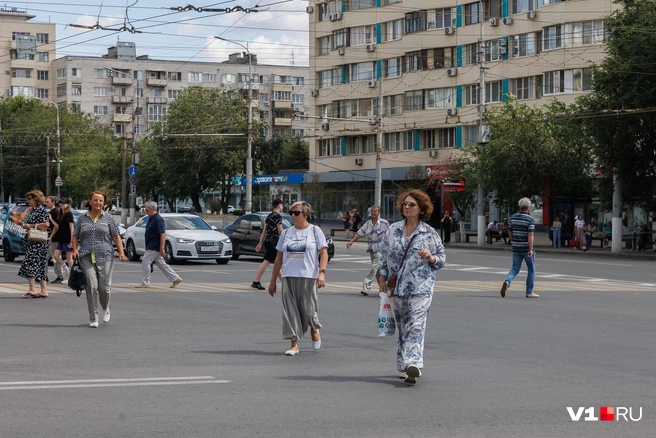 Проезжая часть превращается в пешеходный бульвар | Источник: Алексей Волхонский / V1.RU