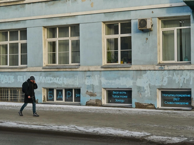 Вдоль этого дома обычно движется интенсивный поток пешеходов | Источник: Александр Ощепков / NGS.RU