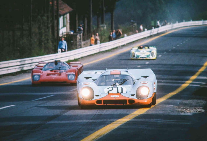 Porsche 917 на переднем плане снимают в фильме «Ле-Ман». А два других в в кадре в этот момент автомобиля участвуют в реальной гонке