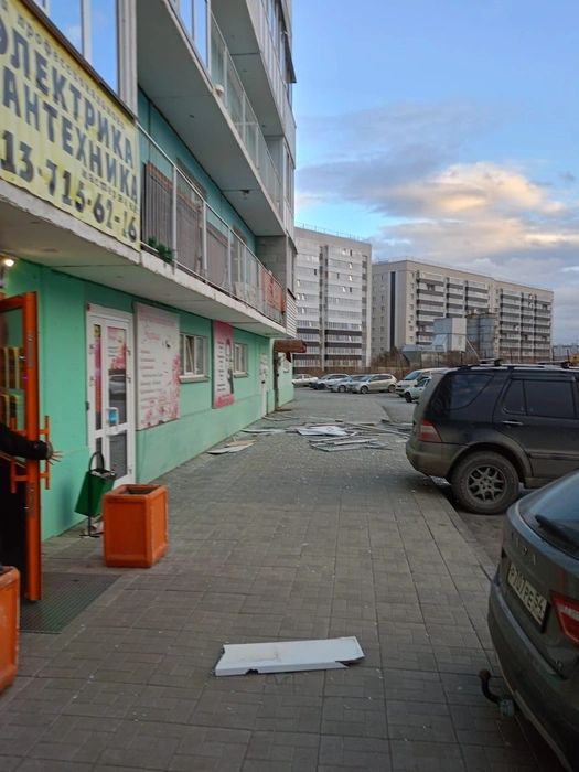 Свидетели говорят, что рамы упали с 6 этажа | Источник: предоставила Екатерина Сычёва