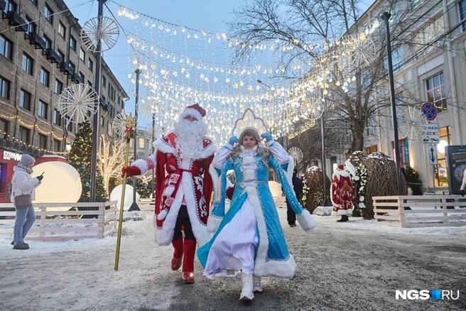 По улицам ходили деды морозы и снегурочки | Источник: Александр Ощепков / NGS.RU
