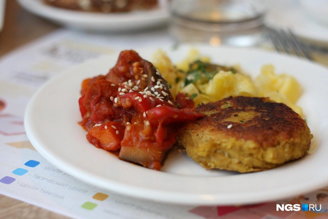 Одному школьнику попалась испорченная котлета | Источник: Станислав Соколов / NGS.RU