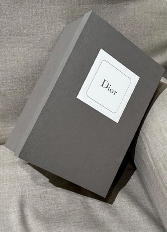 Коробка для обуви Dior с новым логотипом и в цвете Dior Grey