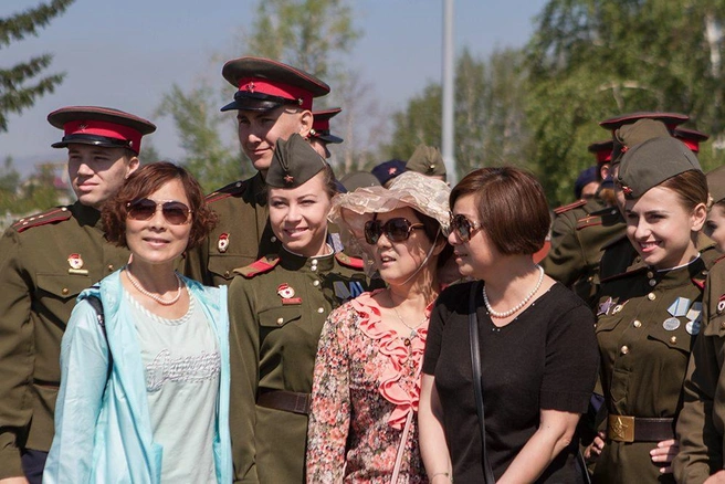 Участники ансамбля Дома офицеров, одетые в реконструированную солдатскую форму времён Великой Отечественной войны, пользуются популярностью у иностранных гостей | Источник: Анна Хвостова