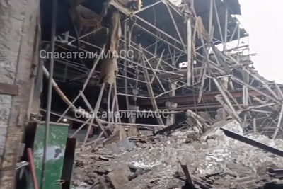 В Новосибирске обрушилась часть склада, эвакуируют баллоны