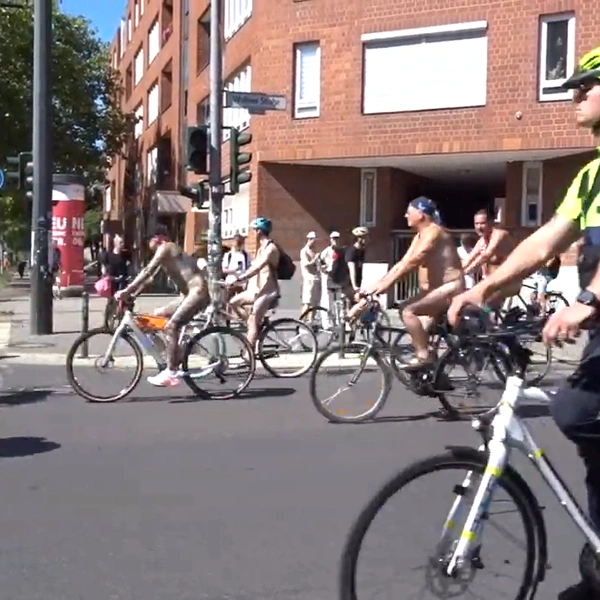 В Германии прошел World Naked Bike Ride — 700 велосипедистов проехали по Берлину голышом | Источник: PLATYNFILM/youtube.com