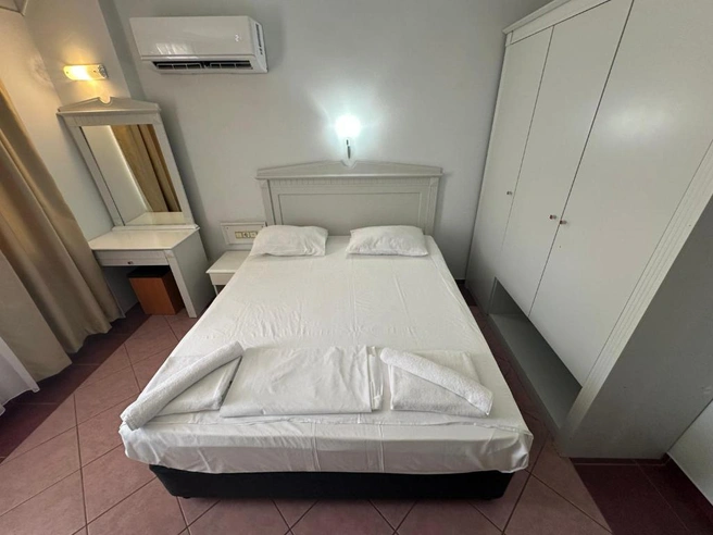 Номера старые и очень скромные | Источник: Booking