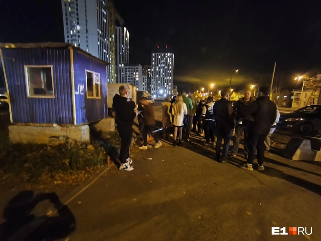 Парни снова открыли проезд на парковку, но будку убирать не стали | Источник: читатель E1.RU