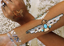 Flash tattoo: все, что нужно знать о тренде этого лета