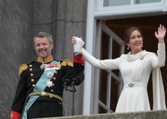 Страстный поцелуй новых короля и королевы: как в Дании прошла передача власти