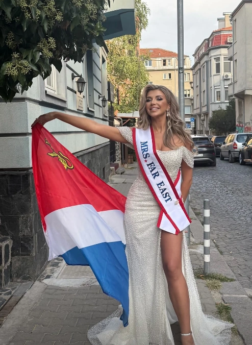 Раз запретили российский флаг — Анастасия вышла на сцену с флагом Приморья | Источник: Анастасия Белик / Личный архив