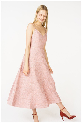 Розовое кружевное платье на тонких бретелях 