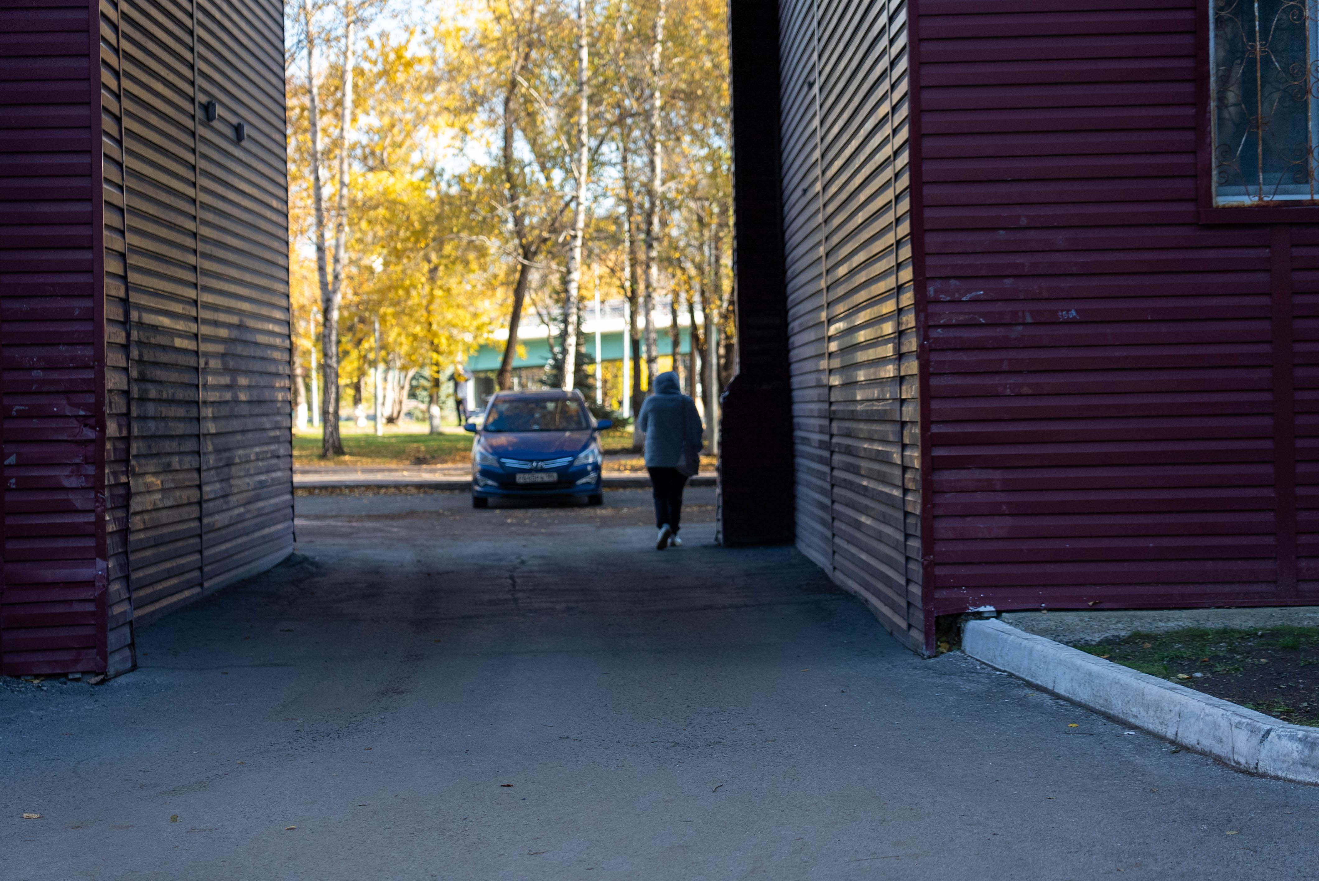 Советская высотка, под окнами — детсад: показываем двор в Тюмени, где стреляли в бухгалтера Ольгу