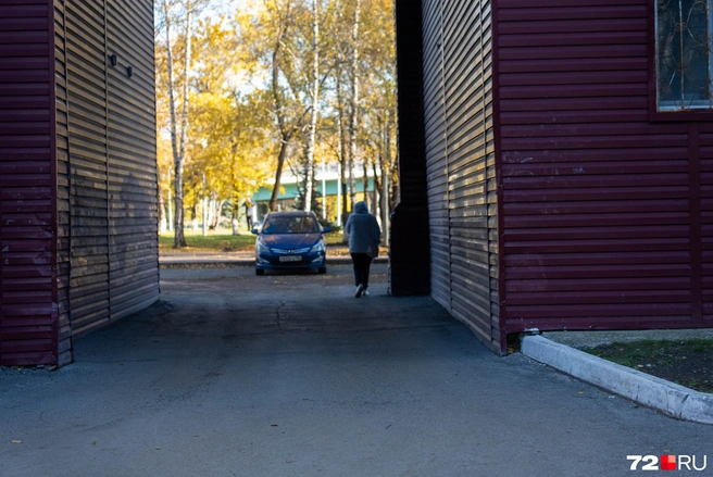 Предположительно, именно через эту арку Ольга шла в сторону дома. Умерла она сразу после выстрелов или какое-то время была еще жива&nbsp;— пока не известно | Источник: Илья Чикотин / 72.RU