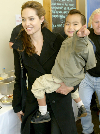 Анджелина Джоли с сыном Мэддоксом