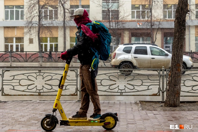 Некоторые москвичи считают, что электросамокатам не место рядом с пешеходами вовсе | Источник: Владислав Лоншаков / E1.RU