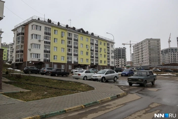 Долгострой «Новинки Smart City» сдали в 2023 году, теперь по соседству идет новая стройка | Источник: Наталья Бурухина / NN.RU