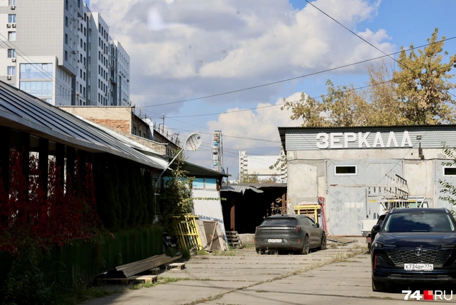 ЖК «Парк Пушкинский» выглядит здесь белой вороной: высотка буквально зажата среди сомнительных построек | Источник: Михаил Шилкин