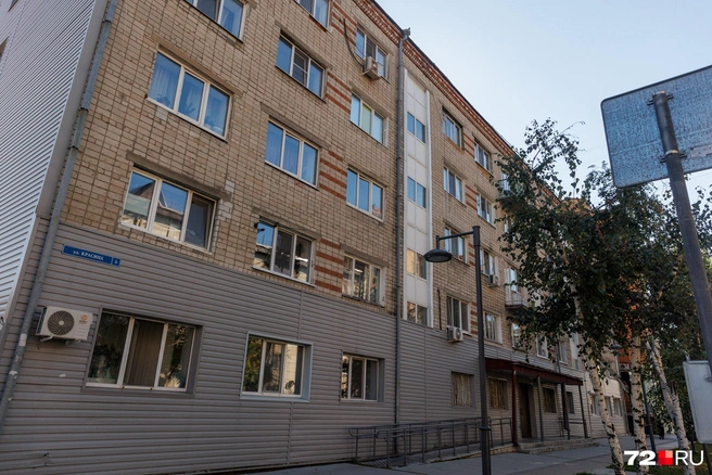 Снаружи дом вполне аккуратный, но внутри… | Источник: Ирина Шарова / 72.RU