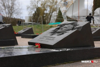 Памятный мемориал погибшим от лучевой болезни пожарным и операторам реактора находится на Митинском кладбище | Источник: Артем Устюжанин / MSK1.RU