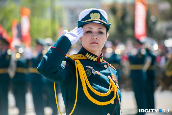 Девушки на параде держались ничуть не хуже мужчин | Источник: Ксения Филимонова / «ИрСити»