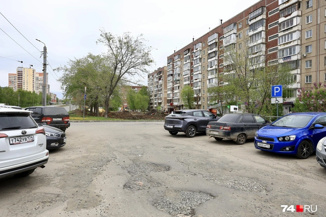 На парковке — кратеры | Источник: Михаил Шилкин