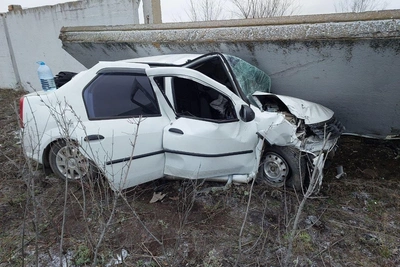 В Оренбурге бетонная плита рухнула на Renault Logan