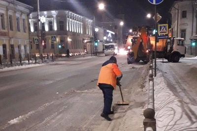 Уборка снега в Костроме идёт круглые сутки