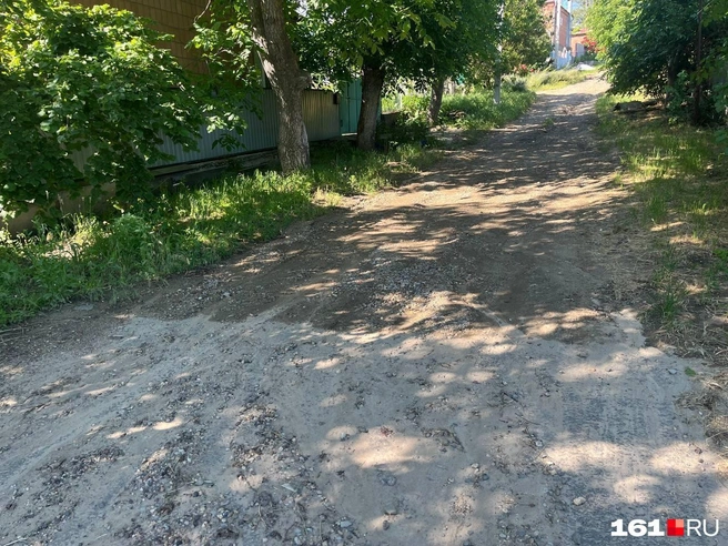 Подъезд к домам на улице Набережной бесхозный | Источник: читатель 161.RU