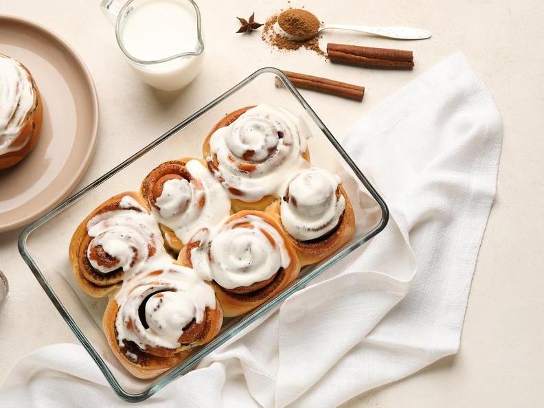Булочки синнабон с корицей: шведский десерт, который тает во рту | marieclaire.ru