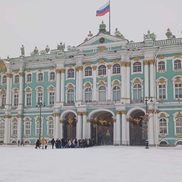 Огромная очередь из желающих бесплатно попасть в Эрмитаж растянулась на Дворцовой | Источник: читатель «Фонтанки»