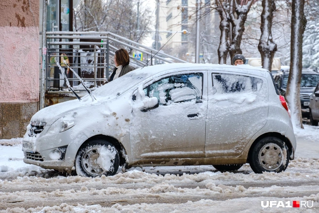 Машины тоже замело знатно | Источник: Булат Салихов / UFA1.RU