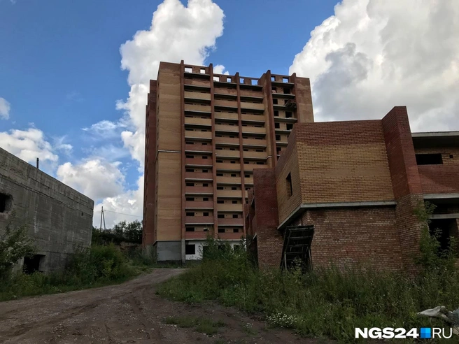 Недостроенные многоэтажки «Реставрации» на склоне на 2-й Огородной | Источник: Дмитрий Мамаев / NGS24.RU