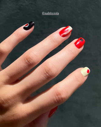 Как разнообразить красный маникюр: идея модного дизайна на короткие ногти от Кендалл Дженнер