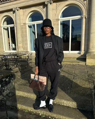 Шапки, береты и кепки: самые модные головные уборы зимы 2025/26 Шапки, береты и кепки: самые модные головные уборы зимы 2025/26