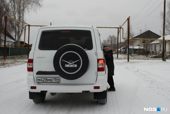 По дороге между работой по разным материалам Алексей останавливается, чтобы перекинуться парой слов с местными жителями&nbsp;— похоже, из этого и складывается работа сельского участкового | Источник: Андрей Бортко / NGS.ru