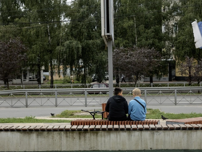 Дети отдыхают на скамейке в сквере | Источник: Александр Куренной / 76.RU