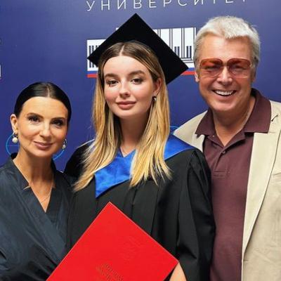 У одной красный, у другой синий: дочери Екатерины Стриженовой и Татьяны Навки получили дипломы МГИМО