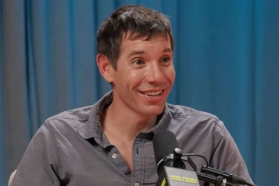 Алекс Хоннолд раскрывает метод туалета на скале