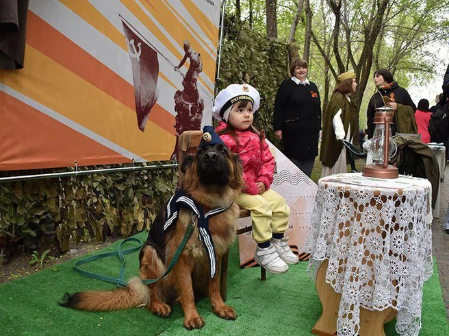 Афина участвует в фотосессии в День Победы | Источник: архив Ирины Фоминцевой