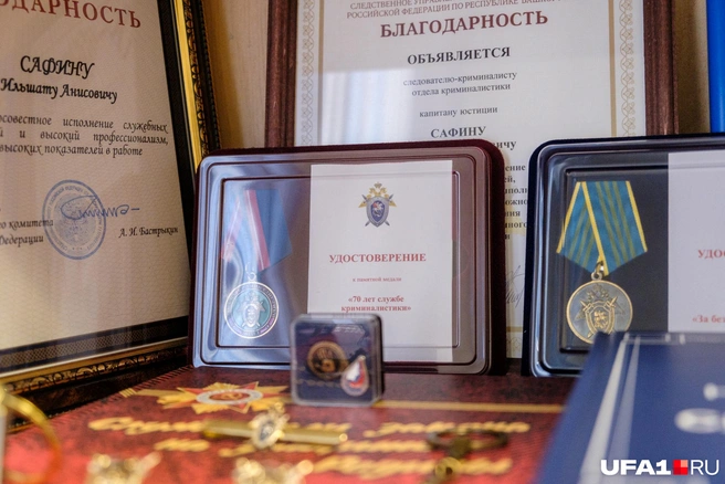 Немало наград имеет криминалист за свою работу | Источник: Булат Салихов / UFA1.RU