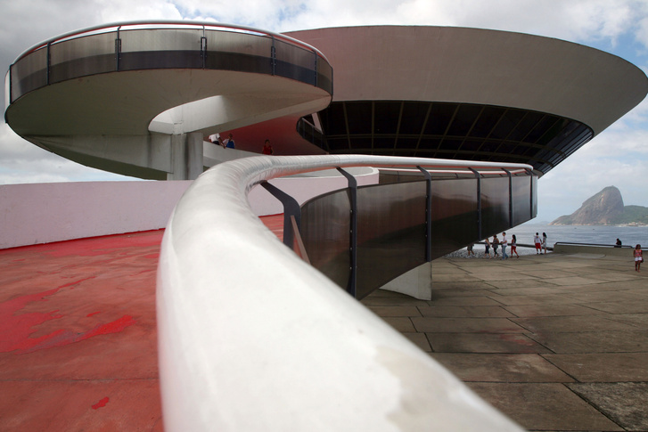 "Гни свою линию". 110 лет мэтру бразильской архитектуры Оскару Нимейеру (фото 1)